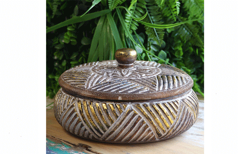 Wooden container with lid and gilding